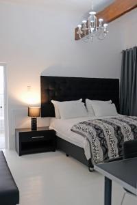 Giường trong phòng chung tại Nirvana Cottage Houtbay