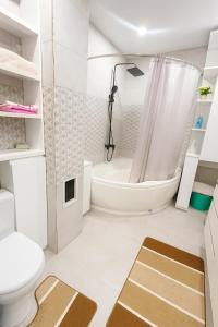 Ένα μπάνιο στο Cozy apartment in the Heart of Bukhara