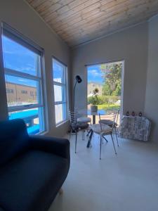 Khu vực ghế ngồi tại Nirvana Cottage Houtbay