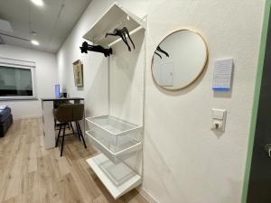 a room with a mirror and a desk with a chair at NEU wunderschöne Goldstadt Suite am Schlössle Zentrum Pforzheim in Pforzheim