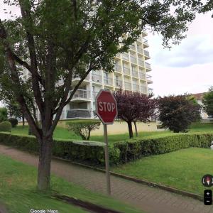 een stopbord voor een groot gebouw bij Versant Est in Chalon-sur-Saône