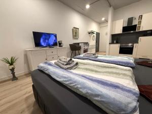 a room with two beds with towels on them at NEU wunderschöne Goldstadt Suite am Schlössle Zentrum Pforzheim in Pforzheim +31 photos