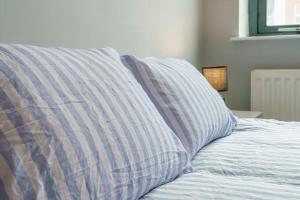 En eller flere senge i et værelse på Belfast City Centre 2 Bedroom Apartment Sleeps 7 Free Private Parking