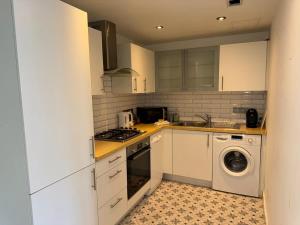 Køkken eller tekøkken på Belfast City Centre 2 Bedroom Apartment Sleeps 7 Free Private Parking