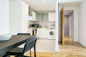 Køkken eller tekøkken på Belfast City Centre 2 Bedroom Apartment Sleeps 7 Free Private Parking