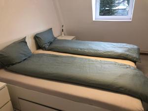 ein Bett in einem Zimmer mit zwei Kissen darauf in der Unterkunft Top Apartment with 2 bedrooms in Ramingstein