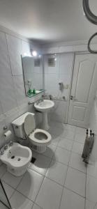 ein weißes Badezimmer mit Toilette und Waschbecken in der Unterkunft Millennium between 5th floor in Mendoza