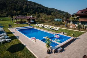 an overhead view of a swimming pool in a backyard at Къща за гости Бели Осъм in Beli Osŭm