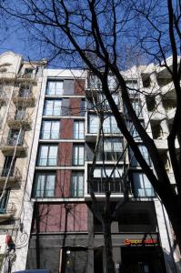 un grand bâtiment avec des fenêtres donnant sur une rue de la ville dans l'établissement Espais Blaus Apartments, à Barcelone
