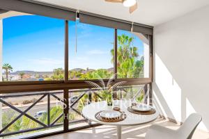 En balkon eller terrasse på Golden Sunset And Golf Views in Amarilla Golf PH35