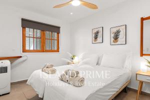 En eller flere senge i et værelse på Golden Sunset And Golf Views in Amarilla Golf PH35 + 18 billeder