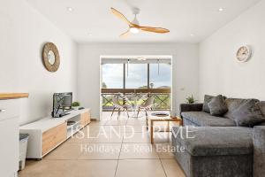 Et tv og/eller underholdning på Golden Sunset And Golf Views in Amarilla Golf PH35