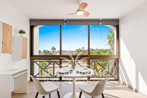 En balkon eller terrasse på Golden Sunset And Golf Views in Amarilla Golf PH35