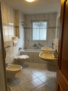 Ванная комната в möblierte 2-Schlafzimmer Wohnung mit 2 Bädern, WG geeignet, Bahnhofsnahe