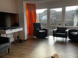 Телевизор и/или развлекательный центр в möblierte 2-Schlafzimmer Wohnung mit 2 Bädern, WG geeignet, Bahnhofsnahe