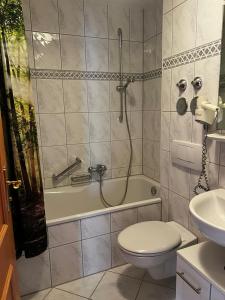 Ванная комната в möblierte 2-Schlafzimmer Wohnung mit 2 Bädern, WG geeignet, Bahnhofsnahe