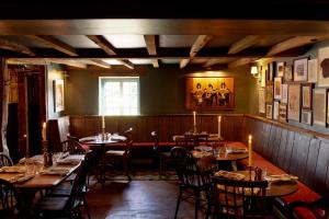Un restaurante u otro lugar para comer en The Queen's Head