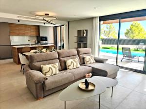 Кухня или мини-кухня в New villa with private pool in Polop Bay View
