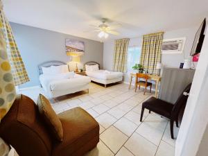 una sala de estar con una cama y un sofá en Great Escape Apartments By Lowkl, en Fort Lauderdale 39 fotos más