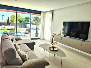 Гостиная зона в New villa with private pool in Polop Bay View