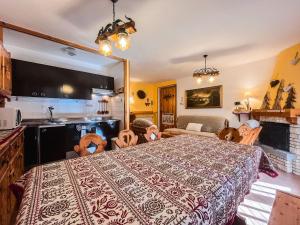 uma cozinha e uma sala de estar com uma cama em um quarto em Rifugio delle Cascate - Poluc Apartments Bilocale em Champoluc mais 5 fotografias