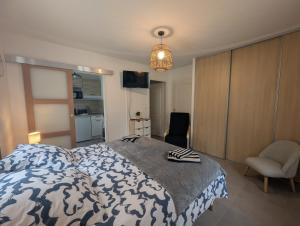 ein Schlafzimmer mit einem Bett mit einer blau-weißen Bettdecke in der Unterkunft Le logis du lac in Braucourt