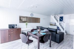 een woonkamer met een tafel en een bank bij L'Echassier in Biscarrosse +12 foto's