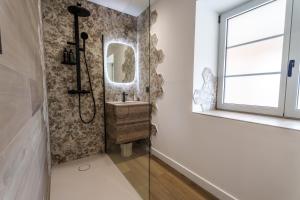 Ένα μπάνιο στο Saga - Cinema Room - By Primo +24 φωτογραφίες