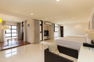 a bedroom with a large bed and a television at F Hotel - Sanyi in Sanyi +19 photos