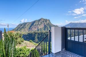 ein Balkon mit Blick auf die Berge in der Unterkunft Casa dos Anjos, a Home in Madeira in Lombo Galego