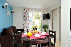 un comedor con una mesa con comida. en Résidence Goélia Domaine des Oyats, en Longeville-sur-Mer