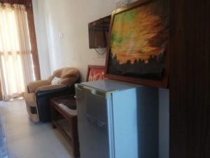 New Hotel Bundala park في تيساماهاراما: غرفة معيشة بها لوحة فنية موضوعة فوق ثلاجة
