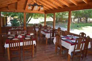 General AchaにあるHotel A Puro Campoのテーブルと椅子と窓のあるダイニングルーム