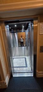 eine Person macht ein Foto in einem Spiegel in der Unterkunft Millennium between 5th floor in Mendoza + 27 Fotos