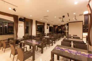 a restaurant with tables and chairs in a room at F Hotel - Sanyi - pet-friendly in Sanyi