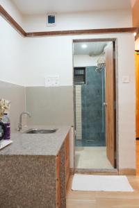 SeaFORT Beach Resort في Murūd: مطبخ مع حوض وباب دش زجاجي +47 صورة