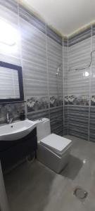 Ένα μπάνιο στο Two Palms Housing