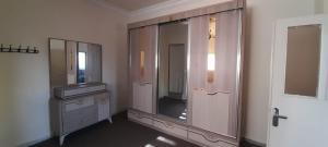 Φωτογραφία από το άλμπουμ του Two Palms Housing σε Γέρασα