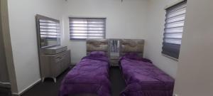 Ένα ή περισσότερα κρεβάτια σε δωμάτιο στο Two Palms Housing