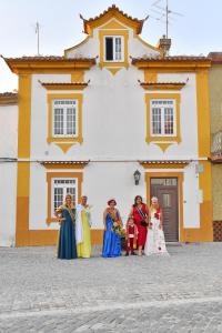 Un grupo de personas de pie frente a un edificio. en Casa Atelier Designer Moda Sandra Silva, en Alpalhão