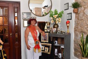 una mujer parada en una habitación con un espejo en Casa Atelier Designer Moda Sandra Silva, en Alpalhão