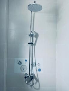 una ducha con cabezal de ducha en un baño en Hotel CÂY THỊ, en Tây Ninh