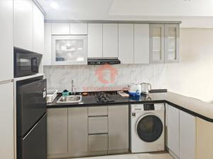 Una cocina o cocineta en Cozy 2BR Royal Sentul Apt