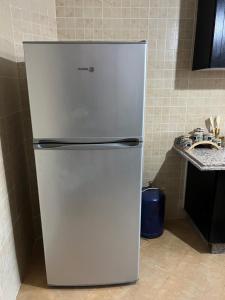 una nevera blanca en la esquina de una cocina en Chalet cosy familial à Imouzzer - calme, nature et confort, en Imouzzer Kandar