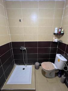 un baño con inodoro y bañera en Chalet cosy familial à Imouzzer - calme, nature et confort, en Imouzzer Kandar 28 fotos más