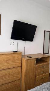 Casa Chauvin con pileta في مار ديل بلاتا: تلفزيون بشاشة مسطحة معلق على الحائط