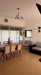 Casa Chauvin con pileta في مار ديل بلاتا: غرفة معيشة مع طاولة وكراسي وأريكة