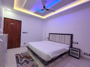 Ένα ή περισσότερα κρεβάτια σε δωμάτιο στο Heritage House Kasauli Hills