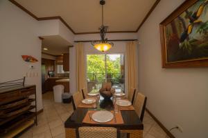 Imagine din galeria proprietății Veranda 2B - 3 bdr 3 bath în Isla Herradura +50 fotografii