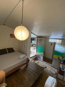 Giường trong phòng chung tại Maudie